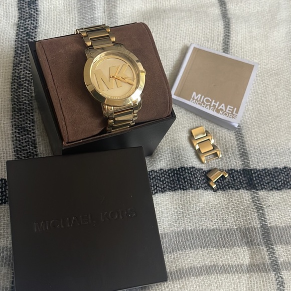 Michael Kors Gold Tone Runway Midsized Watch 38mm MK3206 - Picture 3 of 7